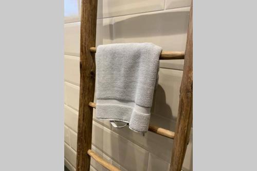 - une serviette suspendue à un porte-serviettes dans la salle de bains dans l'établissement Chalet Danois, à Gérardmer