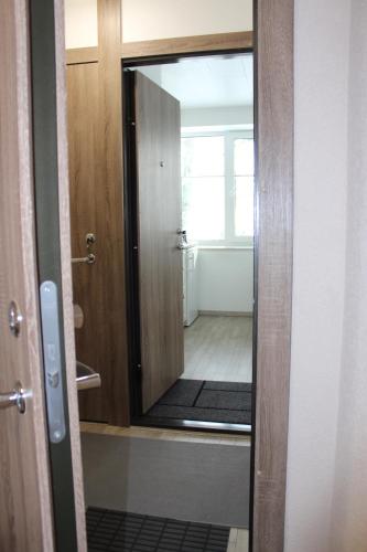La salle de bains est pourvue d'une porte avec un miroir. dans l'établissement Lagoon, à Juodkrantė