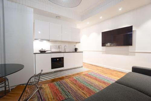 une cuisine et un salon avec un canapé et une table dans l'établissement Large Flat At 2 Steps From The Eiffel Tower, à Paris