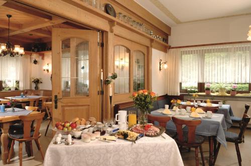 ブラントにあるLandhaus-Pension Zum Waffenschmiedのテーブルと椅子が備わるレストラン