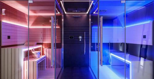 思科納的住宿－Michael Am Waal，浴室配有带蓝色灯光的步入式淋浴间。