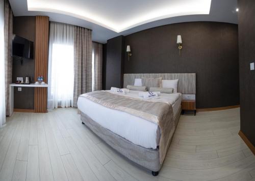 Una cama o camas en una habitación de KAR BEYAZ HOTEL BURSA