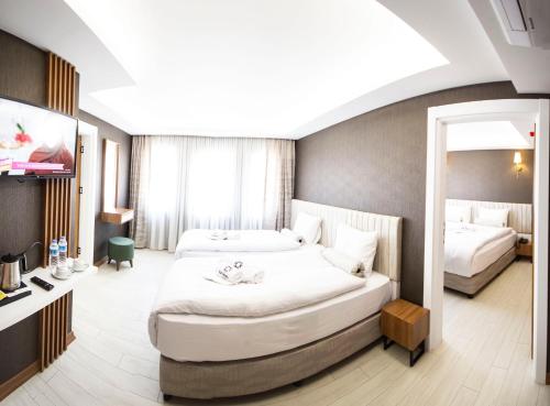 Llit o llits en una habitació de KAR BEYAZ HOTEL BURSA