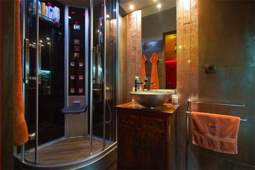 Ett badrum på Whirlpool Suite Marrakesch-Lounge