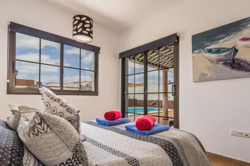 En eller flere senge i et værelse på Villa with private pool, near beach and golf Caleta de Fuste- Villa Charlotte