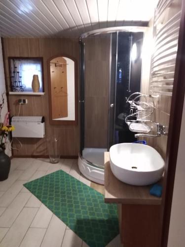 a bathroom with a sink and a shower at POKÓJ MERY in Augustów