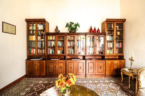 a living room with a book shelf at Quinta Alhóndiga Galindo Hotel Boutique in Cholula
