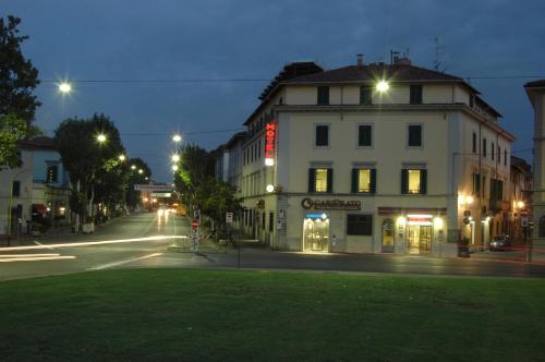 a building on a city street at night at Hotel San Marco in Prato