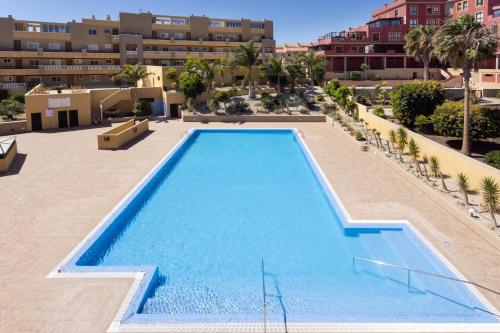uma grande piscina no meio de um edifício em 122 SEA PEARL Holiday Home by Sunkeyrents em El Médano