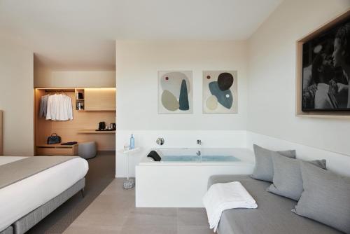 a bedroom with a bed and a bath tub at Hotel restaurant Ceferino in Vilanova i la Geltrú