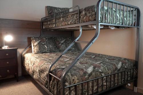 Uma ou mais camas em beliche em um quarto em Old School Motel RV