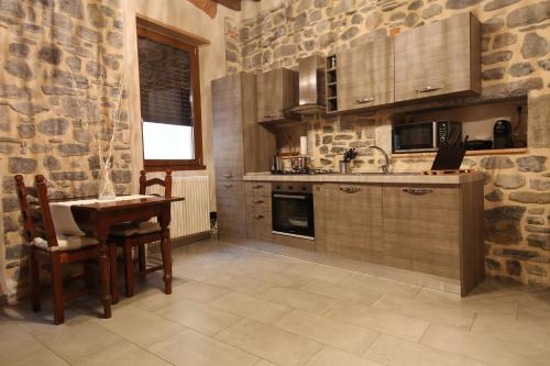 A kitchen or kitchenette at Mella Bellagio -La Corte - at the Lake with parking