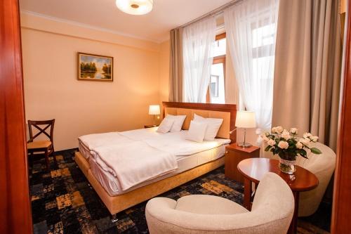 Tempat tidur dalam kamar di Hotel Hubertus Rzeszów