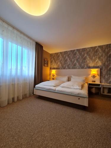 Ένα ή περισσότερα κρεβάτια σε δωμάτιο στο Ambiente Hotel garni