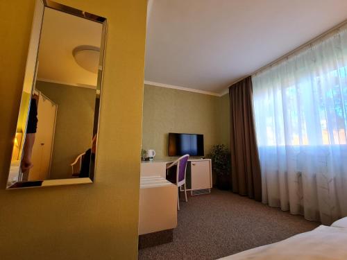 Μια τηλεόραση ή/και κέντρο ψυχαγωγίας στο Ambiente Hotel garni