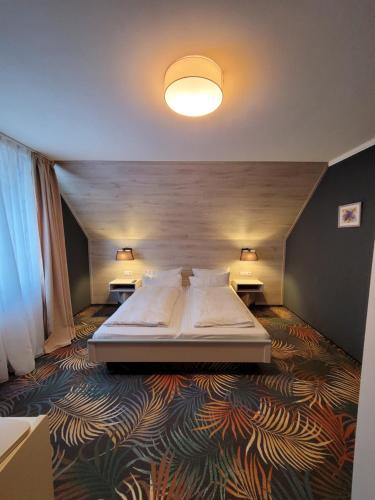 Ένα ή περισσότερα κρεβάτια σε δωμάτιο στο Ambiente Hotel garni