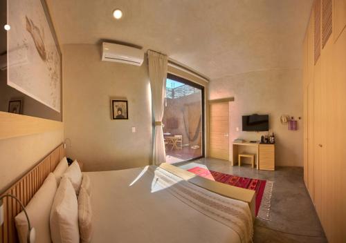 瓦哈卡德華雷斯的住宿－Casa Carmen Reforma，一间卧室设有一张床和一个大窗户