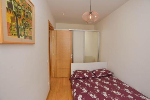 um pequeno quarto com uma cama e um armário em Apartment Dutina em Zlatibor