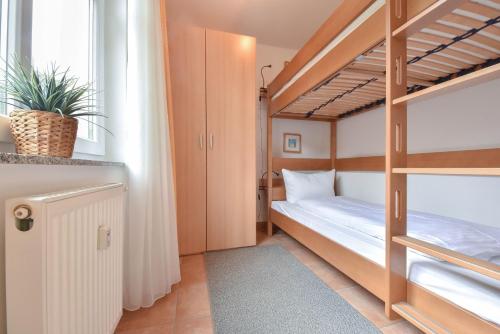 バンシンにあるAppartement Solaris 12のベッドルーム1室(二段ベッド2台、窓付)が備わります。
