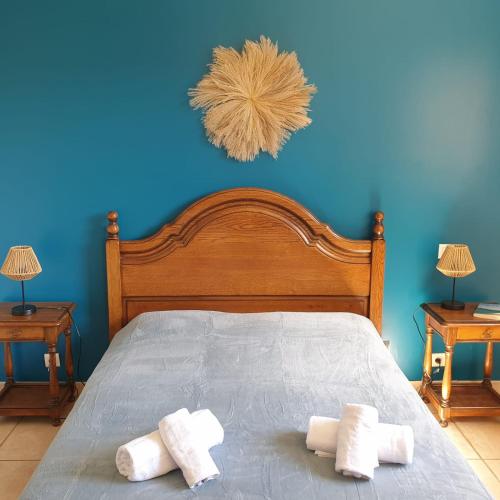 - une chambre bleue avec un lit et 2 serviettes dans l'établissement Villa Ribba 10 pers piscine 5 min plage en voiture, à Porto-Vecchio