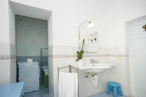 ein Badezimmer mit Waschbecken und Dusche in der Unterkunft Isola Blu - Goelba in Marina di Campo