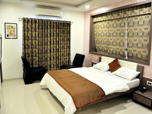 A bed or beds in a room at Hotel Jyoti