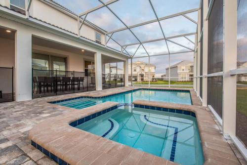 Exceptional! 9Bed 5Ba Villa Games, Pool Spa 9000HS, Davenport, United States