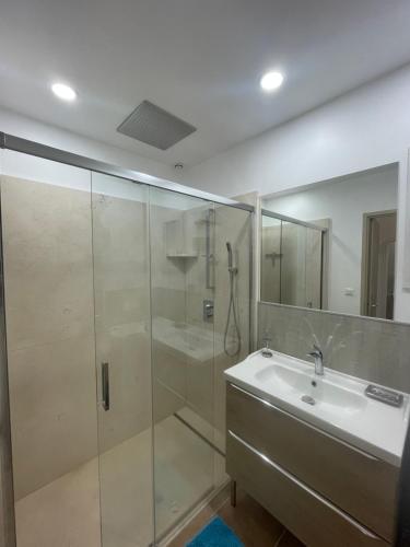 une salle de bain avec une douche en verre et un lavabo dans l'établissement Le Mazet De Lélé, à Saint-Rémy-de-Provence