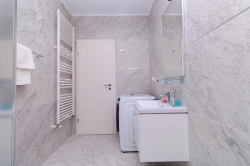 A bathroom at Stars & Mountain Apartment