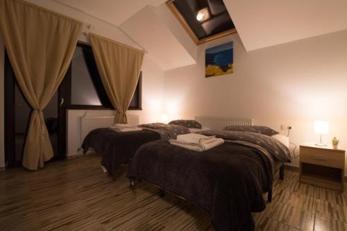 Un pat sau paturi într-o cameră la Stars & Mountain Apartment