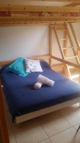 - un lit superposé avec 2 serviettes dans l'établissement Bel appartement, terrasse plein sud, Vieux Village, à Roquebrun