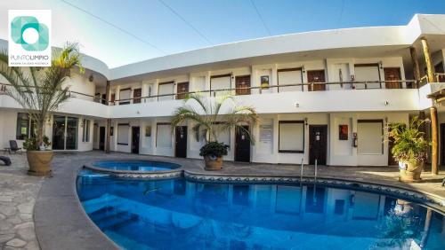 un hotel con piscina frente a un edificio en Hotel Maioris La Paz en La Paz