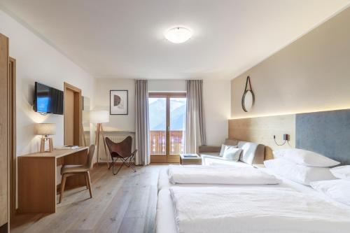 思科納的住宿－Michael Am Waal，酒店客房配有两张床和一张书桌