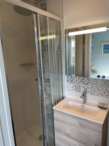 拉波勒的住宿－蒙娜麗莎酒店，一间带水槽和淋浴的浴室