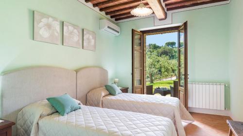 Tempat tidur dalam kamar di Il Casale Di Manuele 12, Emma Villas
