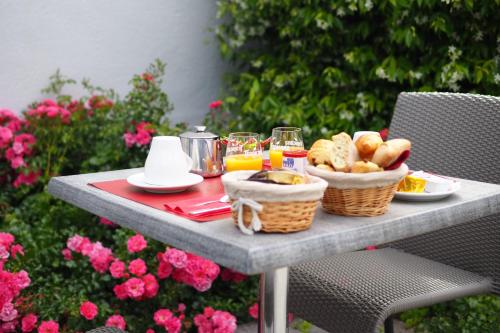- une table avec des paniers de nourriture et de boissons dans l'établissement Hotel Mona Lisa, à La Baule