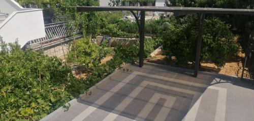 una vista aérea de un patio con árboles y arbustos en Apartment Gloria3, en Marina