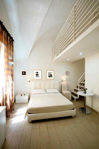una camera da letto con un grande letto e una scala di Elamar Rooms & Apartment a Gallipoli