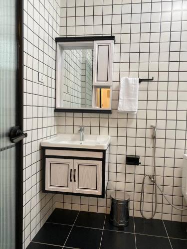 Bilik mandi di ECCO Modern Guest House
