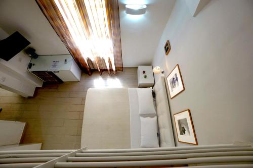 a room with a row of pews in a church at Elamar Rooms & Apartment in Gallipoli