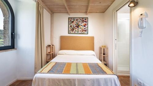 PODERE TORRE DELLE SORGENTI 4, Emma Villas في أورفييتو: غرفة نوم بها سرير في الغرفة