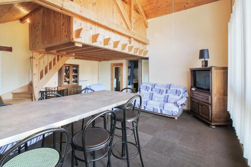 un salon avec une grande table et des chaises dans l'établissement Appartement spacieux à Échenans de 80 m² avec parking inclus, à Échenans