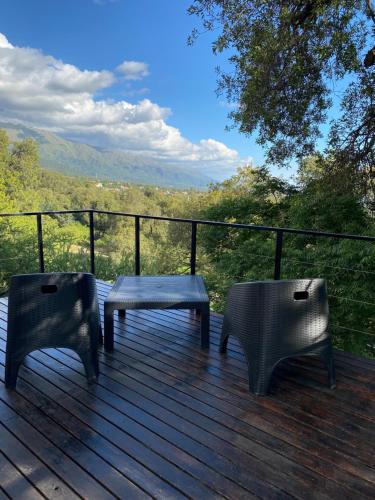 2 sillas y una mesa en una terraza con vistas en Alma Tierra en Merlo