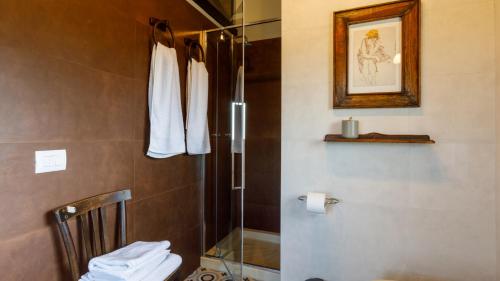 Ett badrum på Villino Bruna 6, Emma Villas
