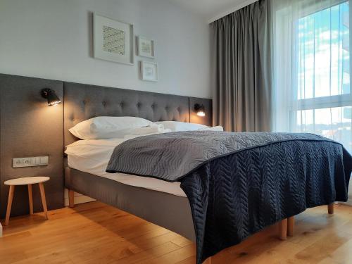 um quarto com uma cama grande e uma janela grande em Bastion Apartment Gdansk City Center em Gdansk