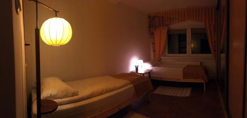 מיטה או מיטות בחדר ב-Topolowa 16- apartament w stylu PRL