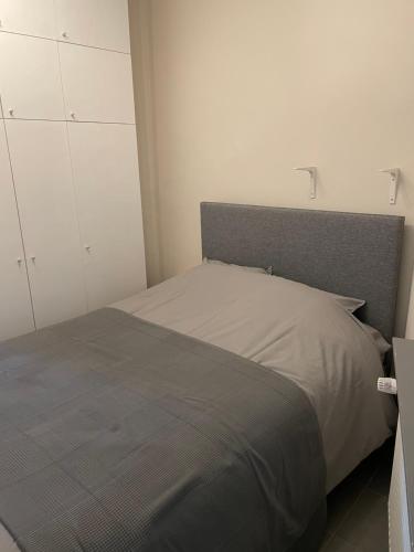 een slaapkamer met een bed en witte kasten bij Appartement au Centre de Stavelot in Stavelot