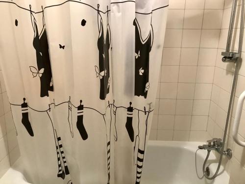 ロザスにあるApartamento Figueres 12のバスルーム(蝶の絵が描かれたシャワーカーテン付)