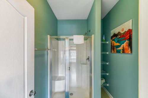 y baño con ducha y paredes azules y verdes. en Kamino Kove, en Mineral