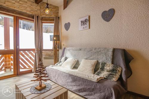 - un salon avec un canapé et une fenêtre dans l'établissement Résidence Les hauts de Val Cenis, à Lanslevillard